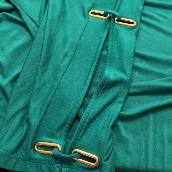 Brass tone eyelets from shoulder down sleeves - Picture 6 of 6